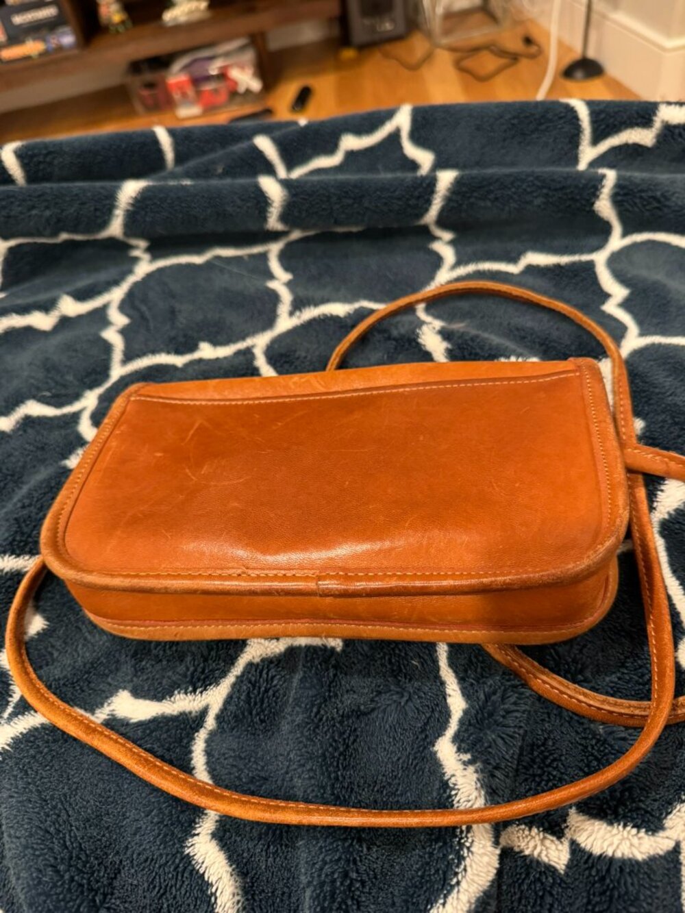 Vintage Coach Dinky 9375 Tan Leather Crossbody Shoulder Bag Turnlock - Picture 3 of 4